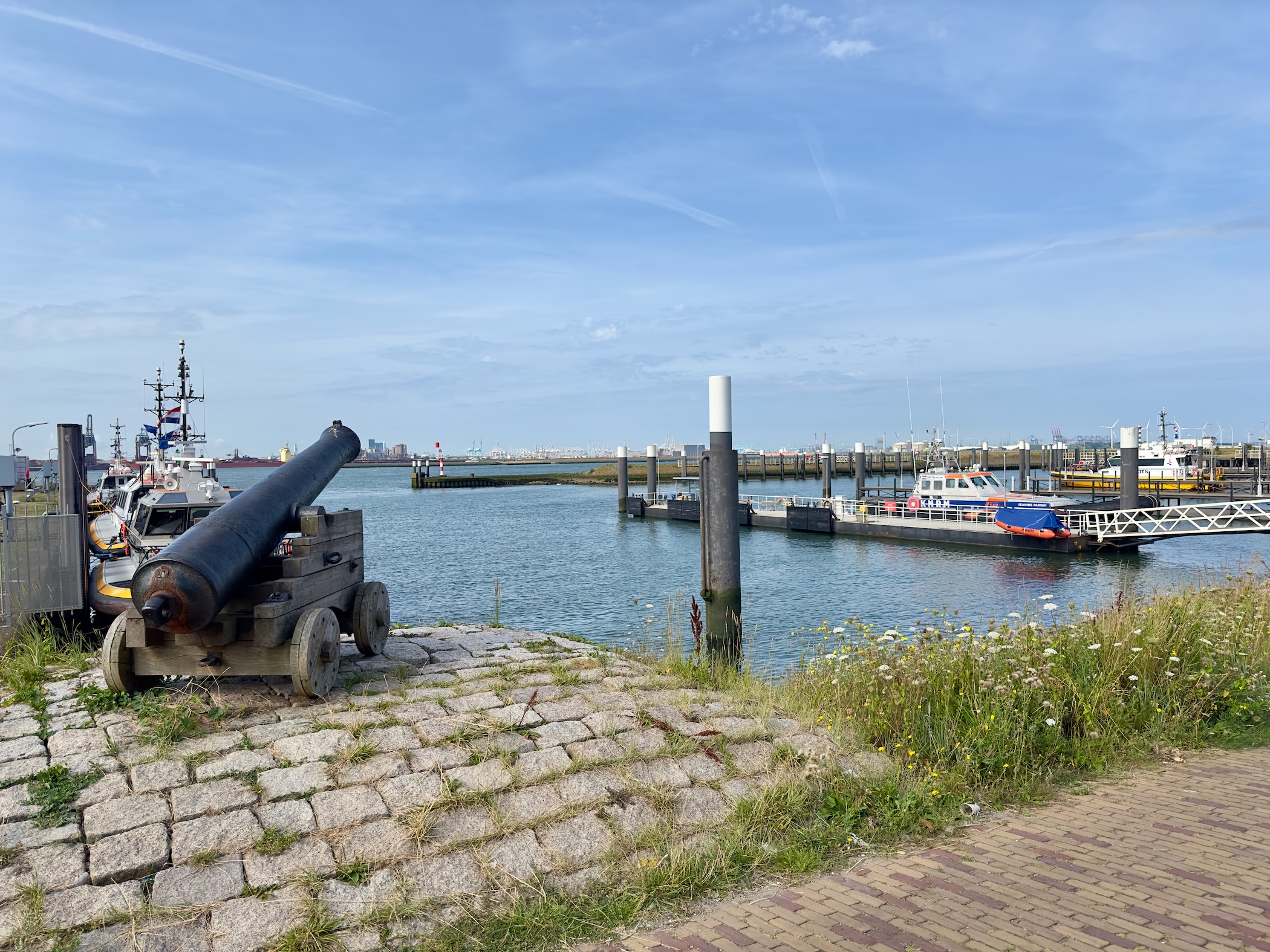 Photo of an harbour with a canon and a rescue boat