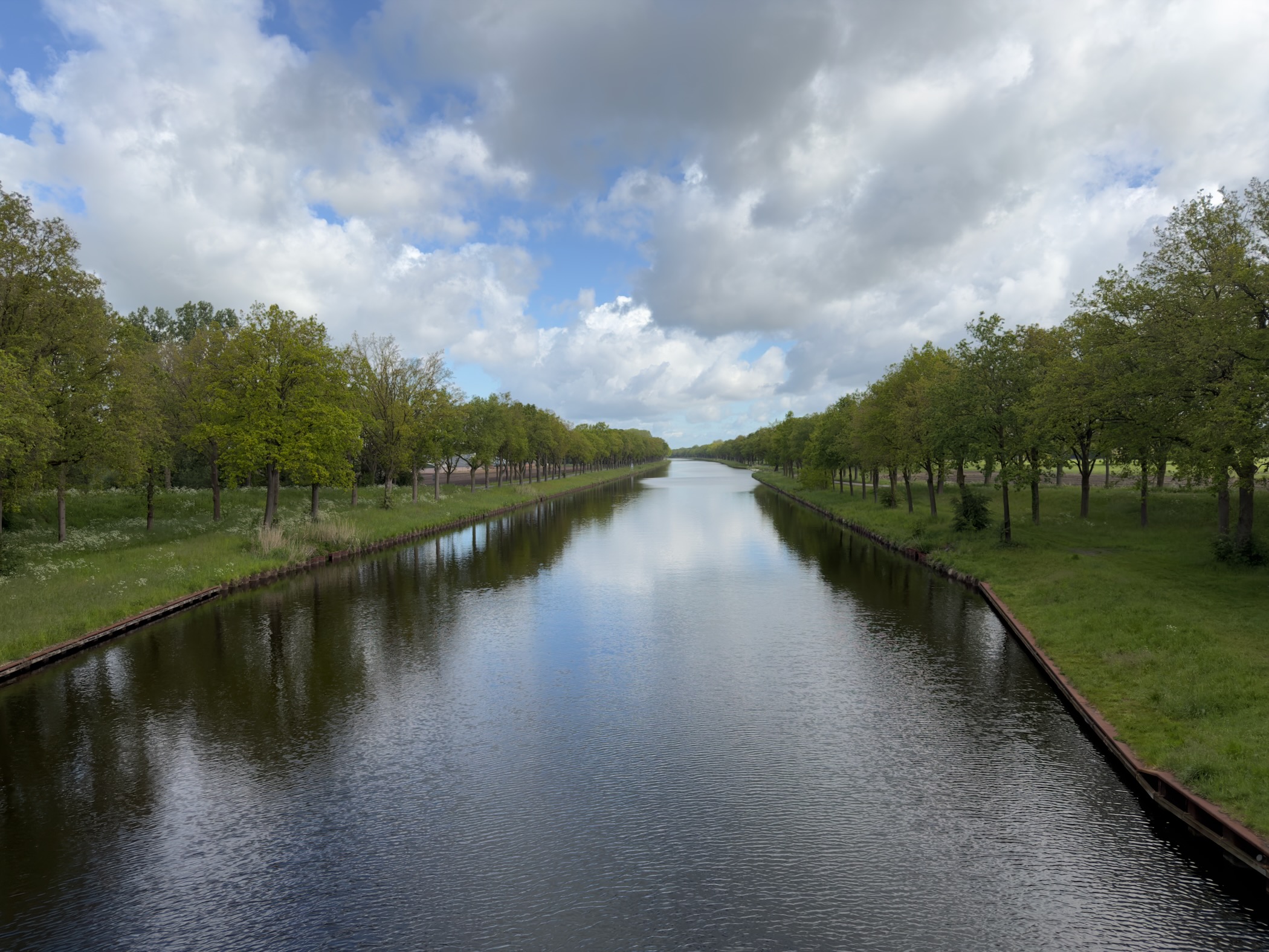 Long straight stretch of the Twentekanaal flanked by trees on both banks
