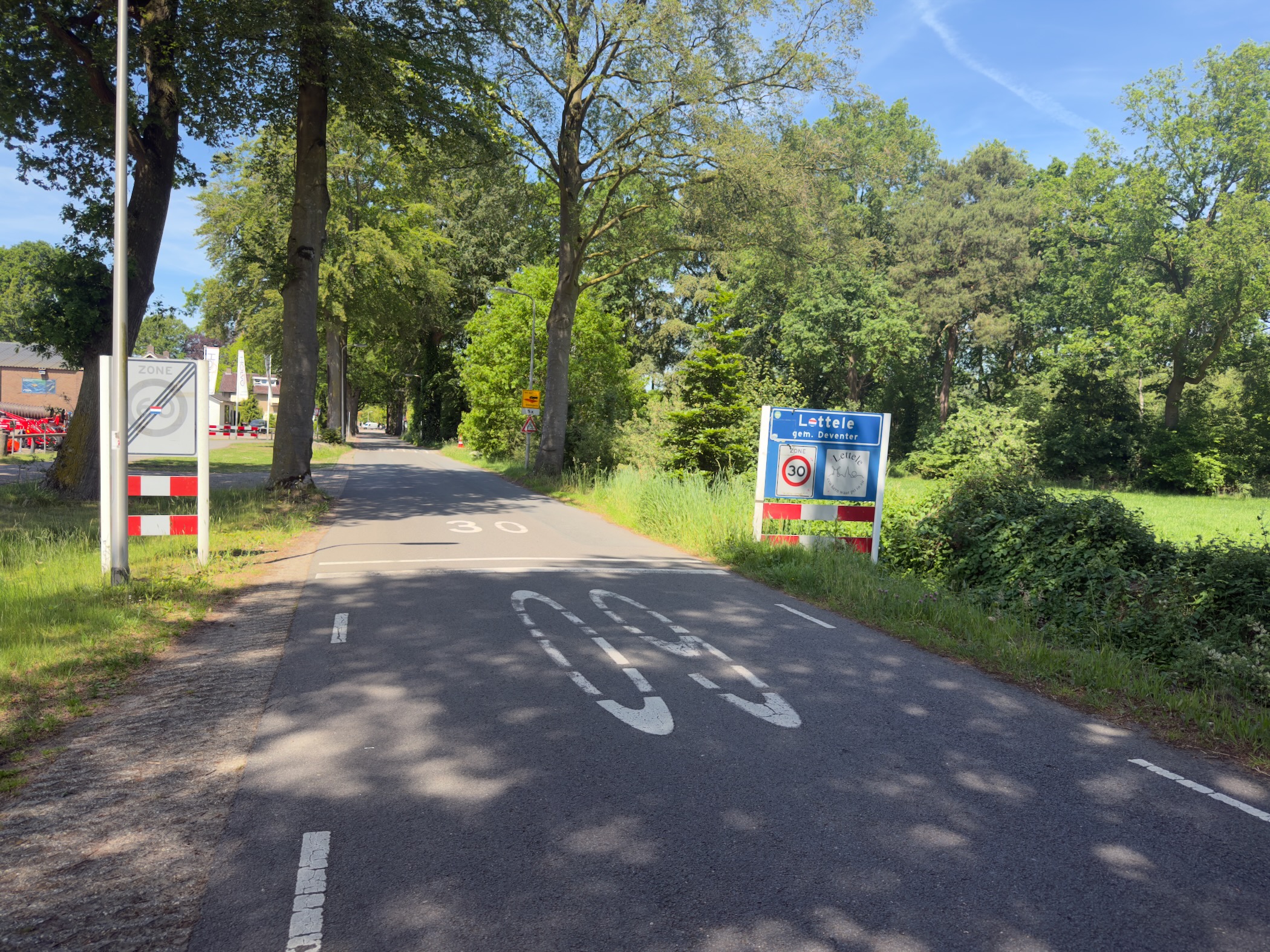 Entrance to the village of Lettele with the place-name sign and a 30 km/h speed marking on the road