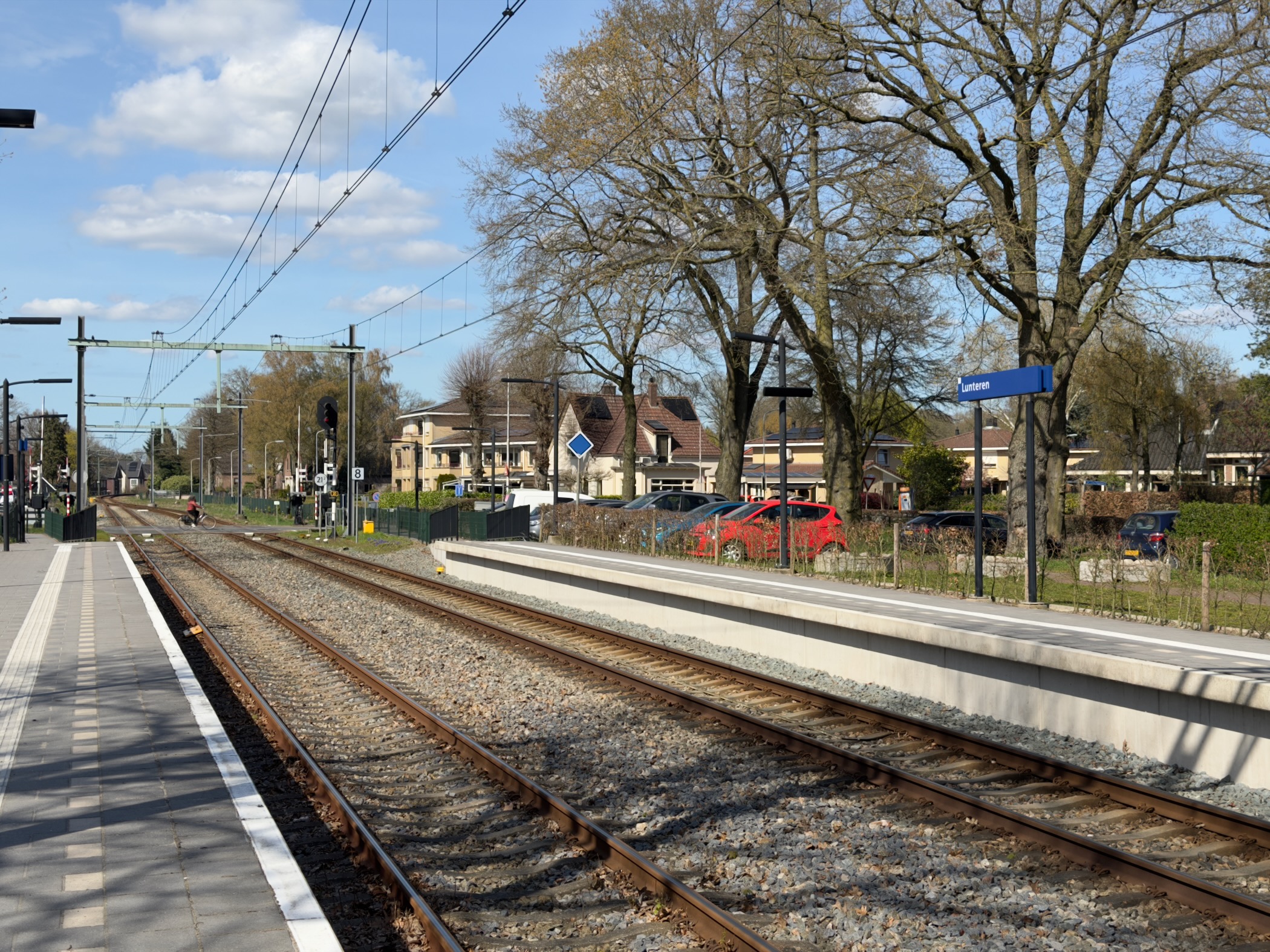 Platform view along the tracks at Lunteren train station