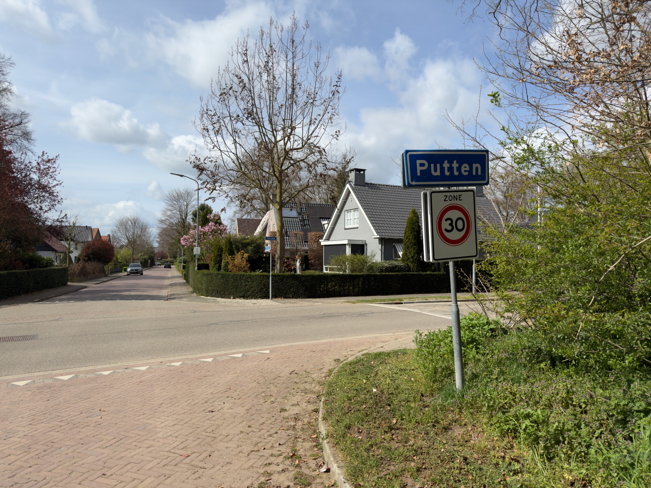 Putten village sign with a 30 km/h zone beside residential houses