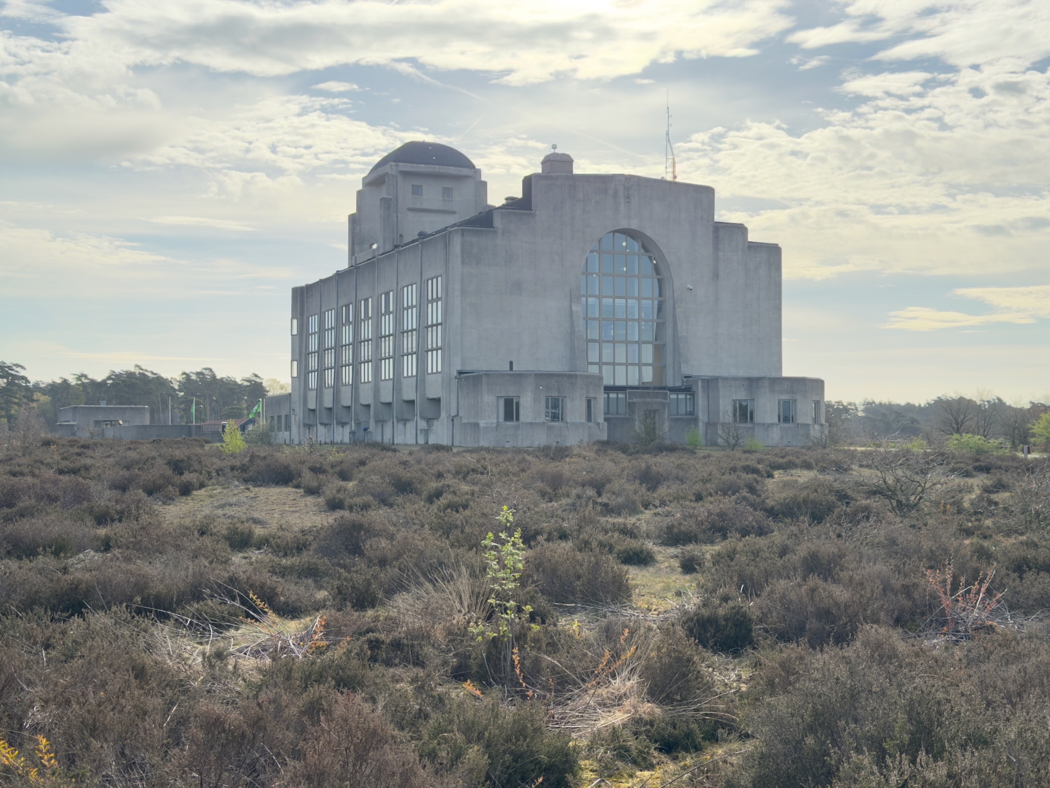 Front facade of the Radio Kootwijk building with its large arched window