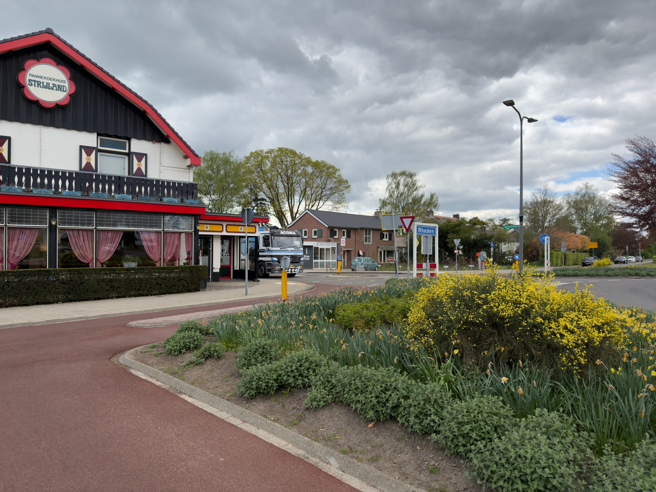 'Strijland' roadside restaurant at a roundabout in Rheden with a flower bed of daffodils