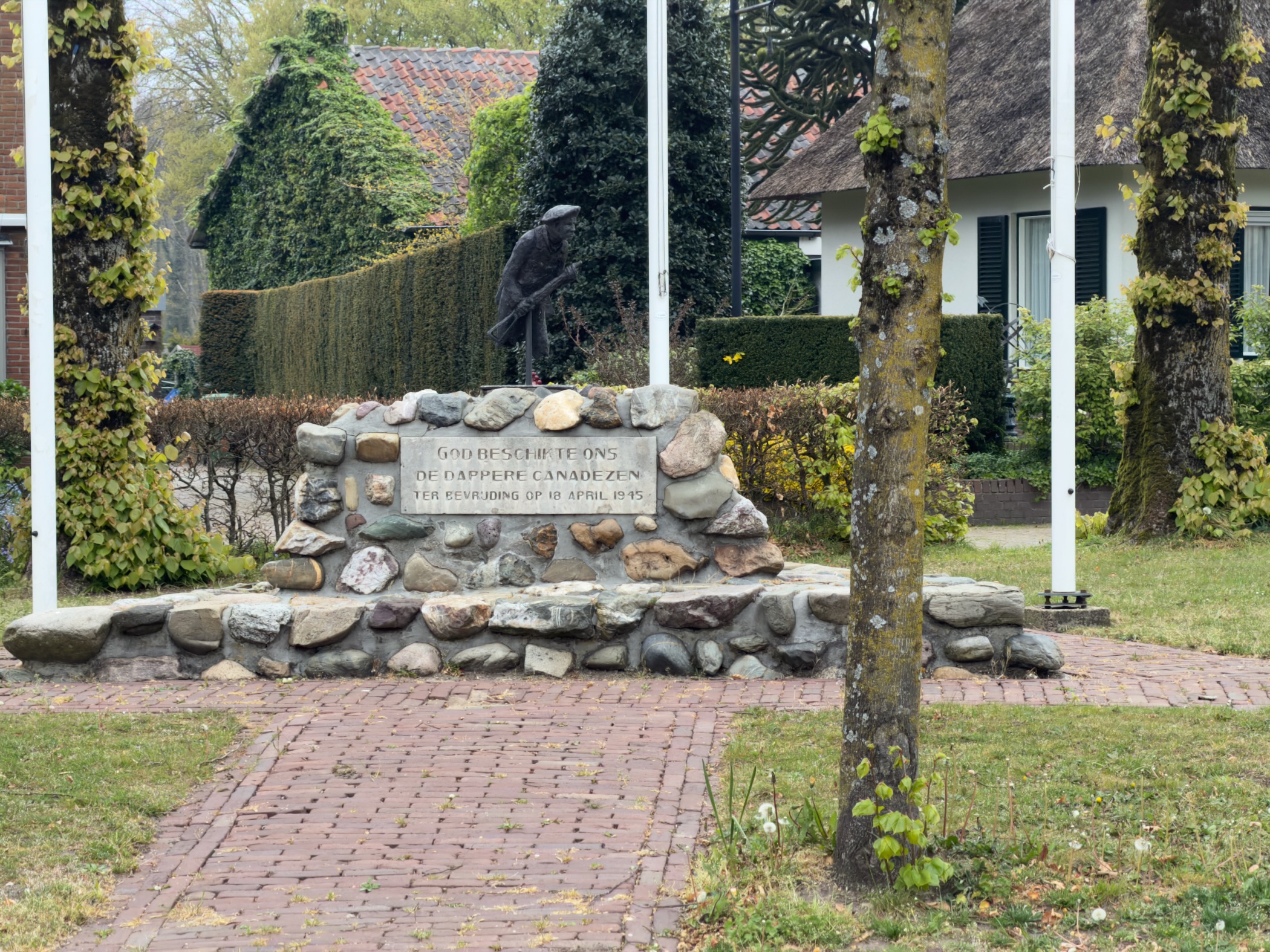 Garderen war memorial: bronze figure of a Canadian soldier on a stone plinth commemorating the liberation of April 1945