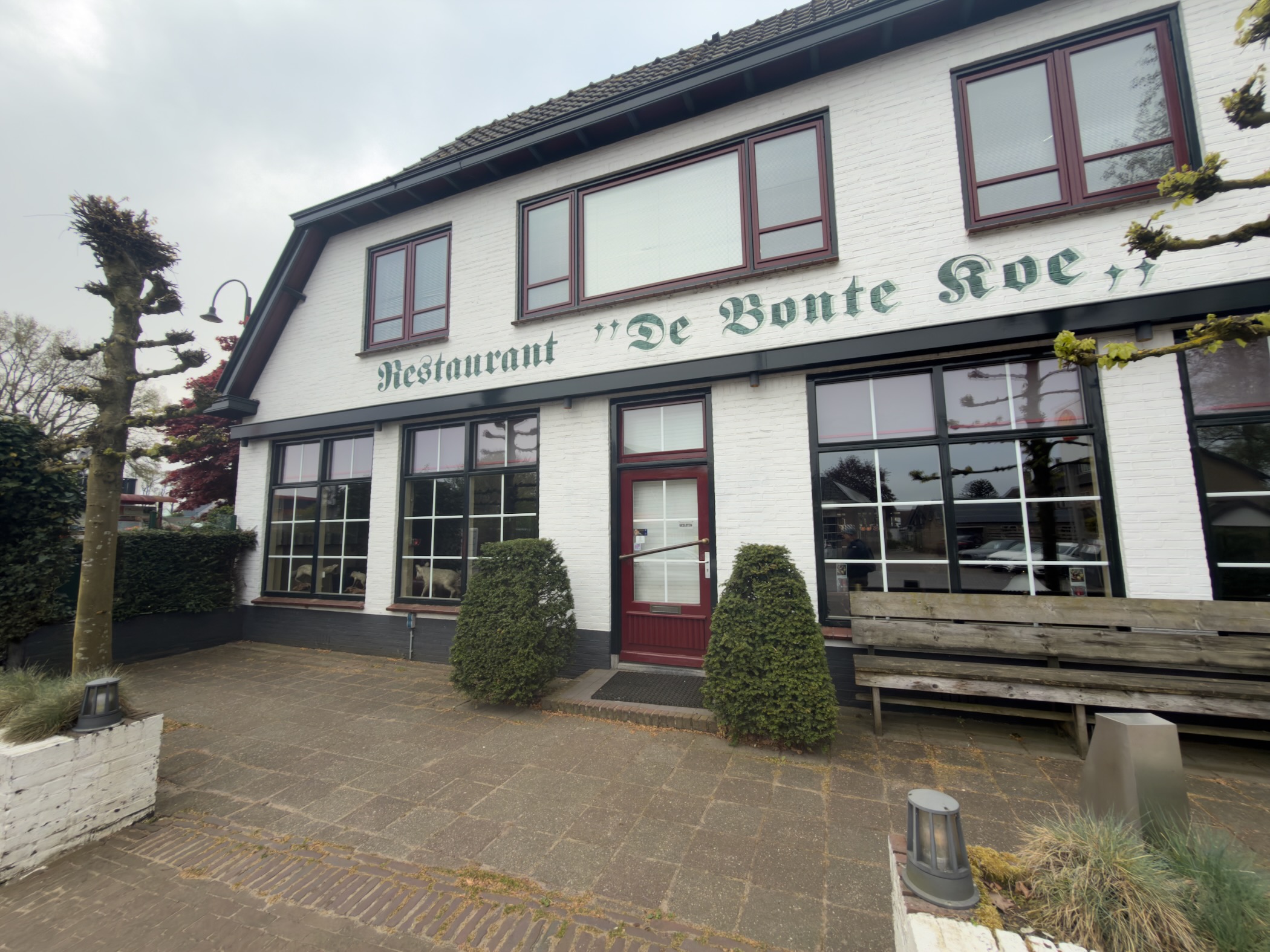 Facade of Restaurant De Bonte Koe, a white gabled building in Garderen