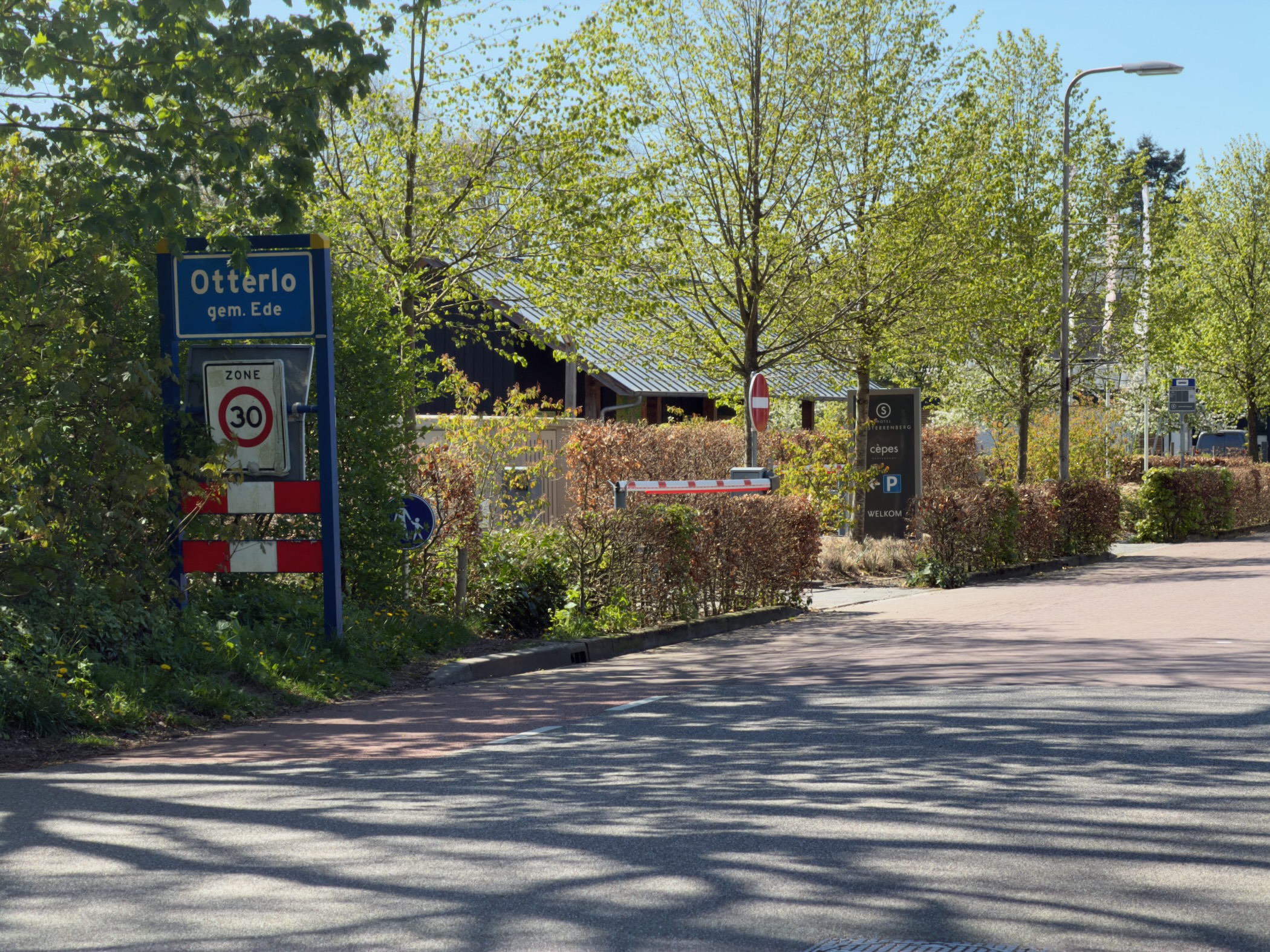 The town entry sign for Otterlo beside a 30 zone sign
